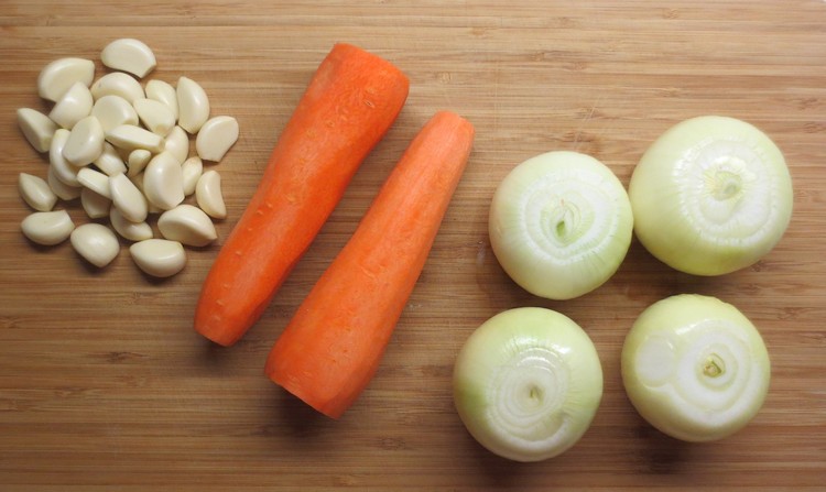 Лук, морковь и чеснок для холодца