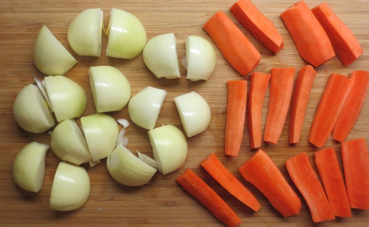 Разрезанные для варки холодца лук и морковь
