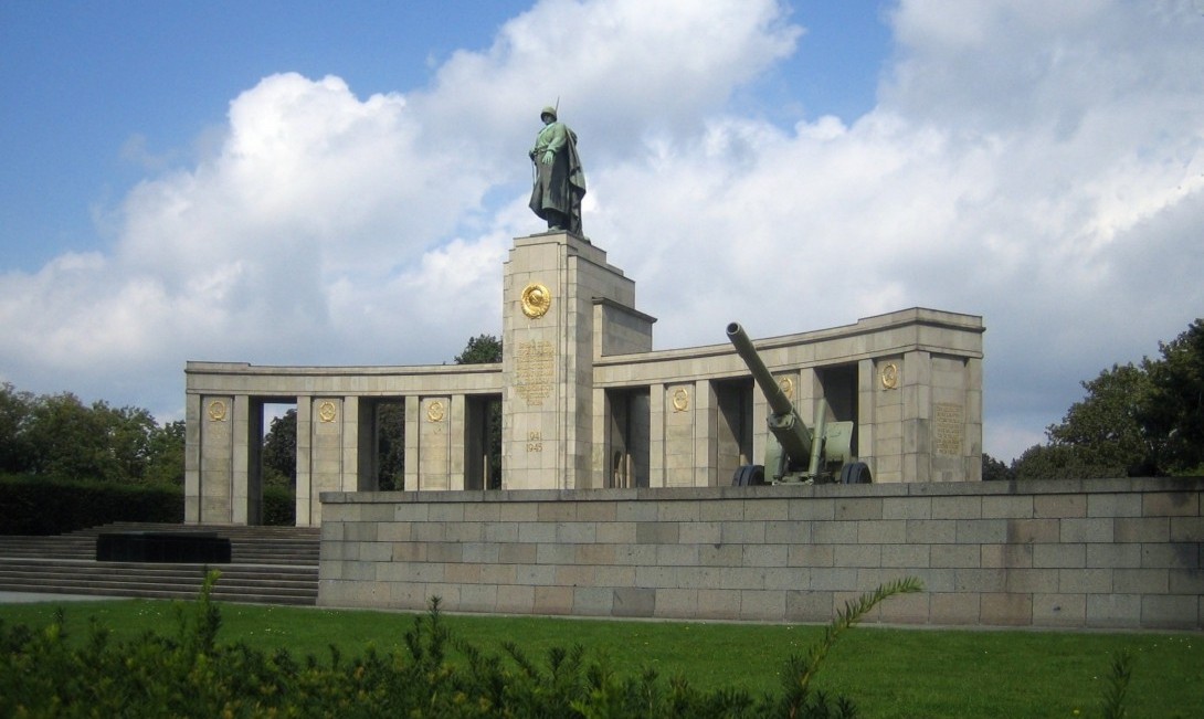 Мемориал Русскому Воину в Берлине, вид сбоку